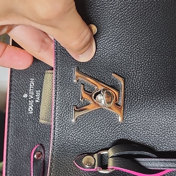 Louis Vuitton LockMe Noir - Picture 14 of 16